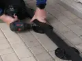 Montaż deski kompozytowej bez legarów. Wkręcanie wspornika do profilu za pomocą wiertarko-wkrętarki Bosch.