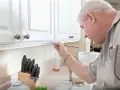 Jak odnowić fronty szafek kuchennych i zaoszczędzić na remoncie