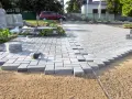 Układanie kostki brukowej na podjeździe. To świetny pomysł na tani podjazd, który można wykonać samodzielnie.