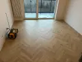 Nowe panele w jodełkę nadają wnętrzu elegancji. Sprawdź, jaka jest układanie paneli w jodełkę cena i odmień swój dom!