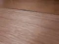 Szczelina na drewnianym blacie kuchennym. Dowiedz się, jak naprawić spuchnięty blat kuchenny, aby przywrócić mu dawny wygląd.
