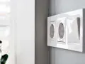 Nowoczesny biały panel z gniazdkami. Sprawdź, jaka jest montaż gniazdka cena.