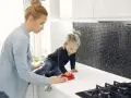 Skuteczne sposoby na zmycie kropelki z blatu kuchennego bez śladów