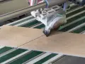 Precyzyjne cięcie paneli winylowych piłą tarczową z laserowym wskaźnikiem.