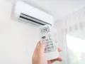 Dłoń trzymająca pilot do klimatyzacji, ustawiona na 19°C. Zastanawiasz się, ile kosztuje montaż klimatyzacji?