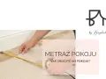 Mężczyzna mierzy dywan taśmą, by dowiedzieć się, jak obliczyć m2 pokoju. Logo "by Bagdad" na górze.