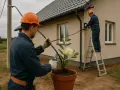 Pracownicy montują przyłącze prądu do domu. Dowiedz się, ile kosztuje przyłącze prądu.