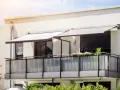 Nowoczesne markizy to świetny sposób, czym osłonić balkon przed słońcem i deszczem. Eleganckie i funkcjonalne.