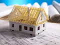 Model domu na planach architektonicznych. Zastanawiasz się, ile kosztuje adaptacja projektu?