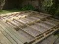 Solidna konstrukcja pod taras kompozytowy. Widać, co ile legary, tworzące stabilną bazę dla przyszłego tarasu.