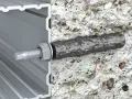 Przekrój pokazuje, jak kotwy chemiczne mocują profil aluminiowy do betonu. Solidne połączenie dla trwałej konstrukcji.