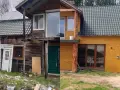 Remont starego domu od czego zacząć? Zobacz metamorfozę! Stary, drewniany dom zyskał nowe oblicze: nowa elewacja, okna i dach.