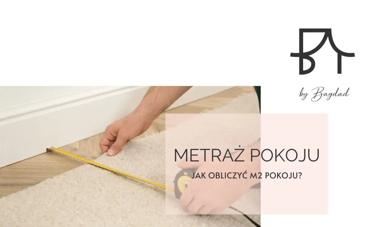 Mężczyzna mierzy dywan taśmą, by dowiedzieć się, jak obliczyć m2 pokoju. Logo "by Bagdad" na górze.