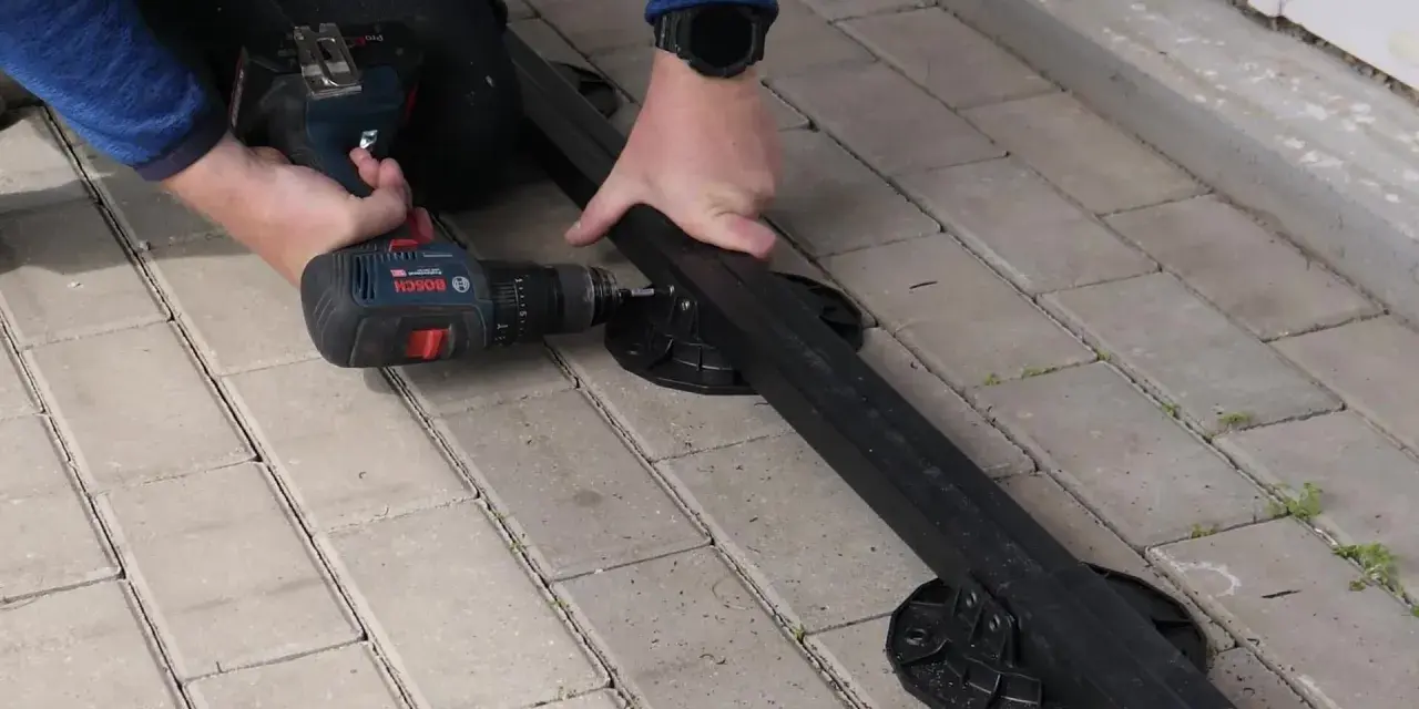 Montaż deski kompozytowej bez legarów. Wkręcanie wspornika do profilu za pomocą wiertarko-wkrętarki Bosch.