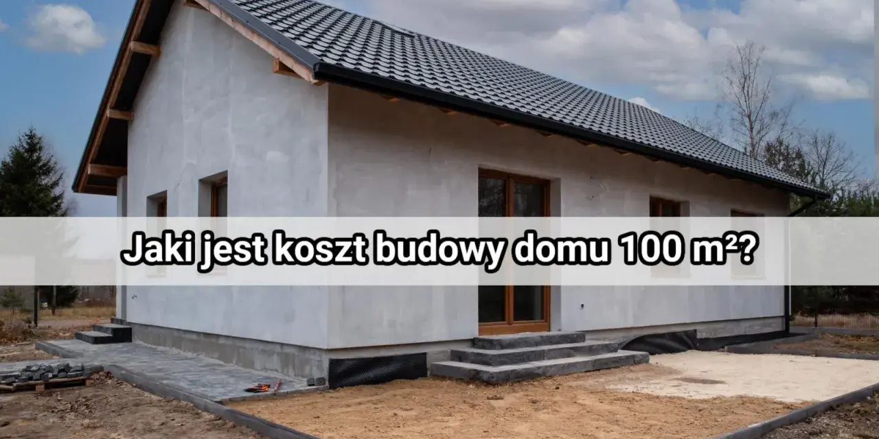 Szary dom w budowie, z widocznym dachem i oknami. Na fasadzie napis: "Jaki jest koszt budowy domu 100 m²?".
