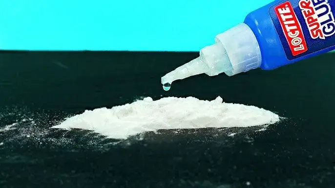 Skuteczne sposoby na zmycie kleju kropelka z blatu kuchennego