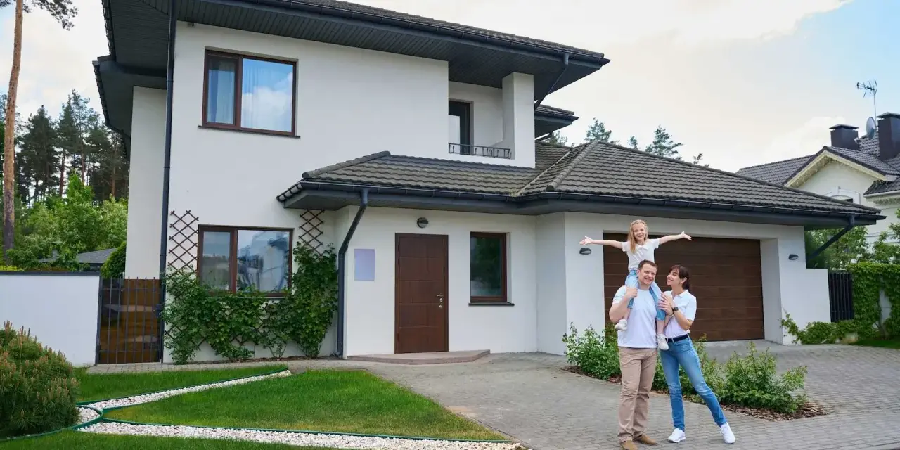 Szczęśliwa rodzina przed nowoczesnym domem. Szacowany koszt budowy domu 220m2.