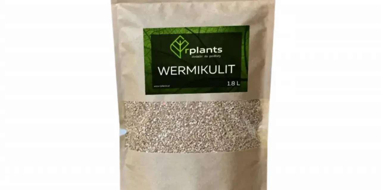 Opakowanie z napisem "WERMIKULIT" i logo "rplants". Wermikulit to dodatek do podłoży, który poprawia ich strukturę i napowietrzenie.
