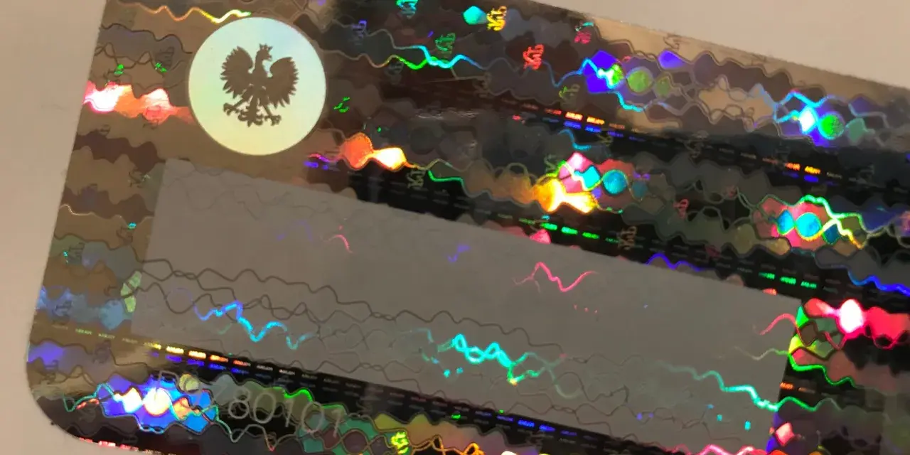 Holograficzna naklejka z orłem, jak usunąć naklejkę z szyby? Zobacz, jak łatwo pozbyć się trudnych zabrudzeń.