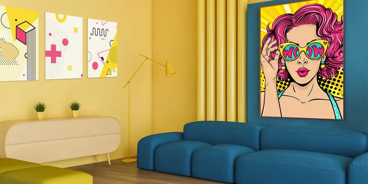 Salon w stylu pop art z kanapą i obrazem kobiety w okularach.