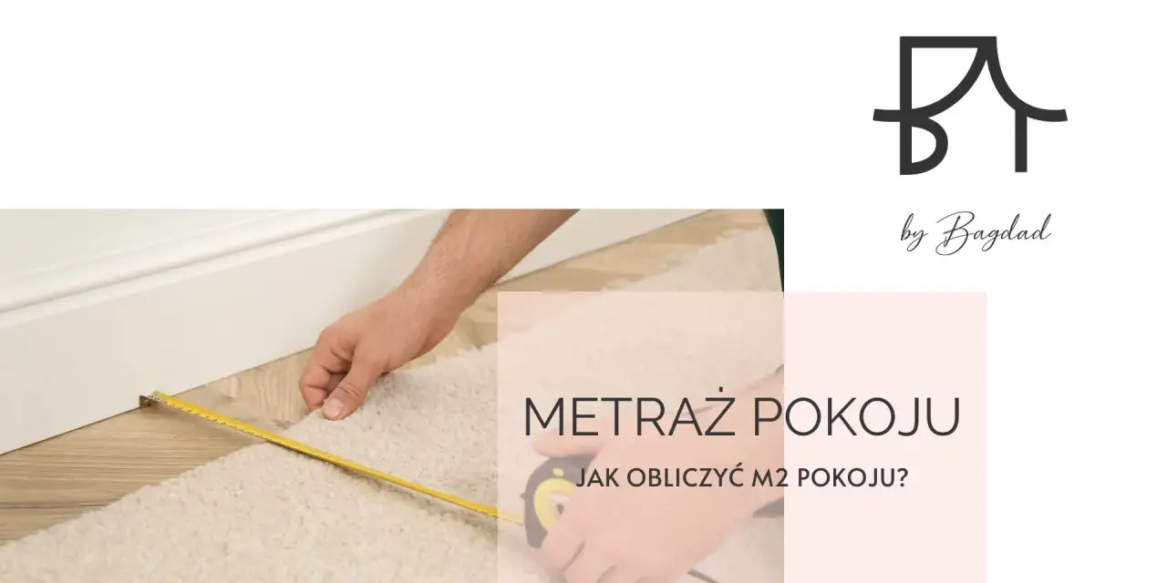 Mężczyzna mierzy dywan taśmą, by dowiedzieć się, jak obliczyć m2 pokoju. Logo "by Bagdad" na górze.