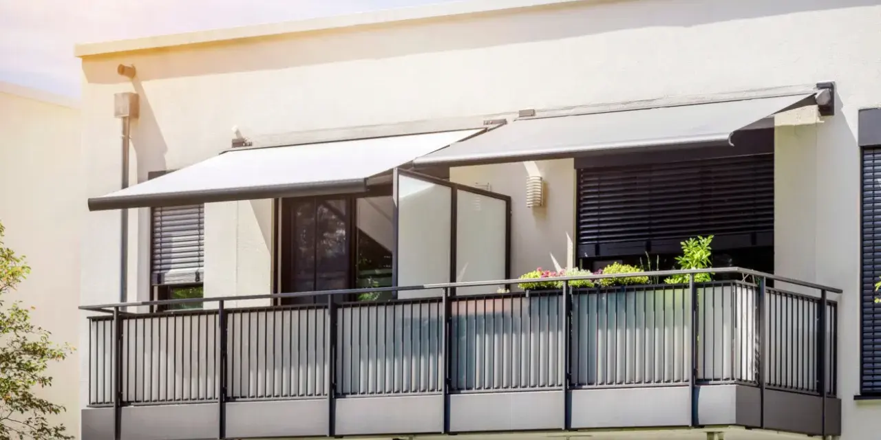 Nowoczesne markizy to świetny sposób, czym osłonić balkon przed słońcem i deszczem. Eleganckie i funkcjonalne.