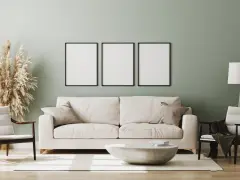 Miętowe ściany to idealny wybór, jeśli zastanawiasz się, jaki kolor ścian do białych mebli. Jasna sofa, fotele i dekoracje tworzą przytulną przestrzeń.