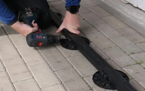 Montaż deski kompozytowej bez legarów. Wkręcanie wspornika do profilu za pomocą wiertarko-wkrętarki Bosch.
