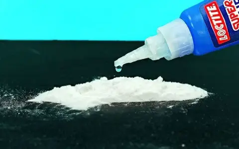 Skuteczne sposoby na zmycie kleju kropelka z blatu kuchennego