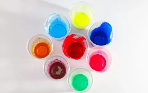Kolorowe farby w kubeczkach, idealne jako farba do plastiku na zewnątrz. Odcienie czerwieni, niebieskiego, zieleni, żółci, pomarańczu i różu.