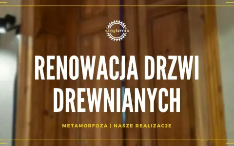 Zbliżenie na drewniane drzwi z napisem "Renowacja drzwi drewnianych".