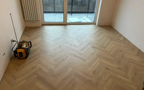 Nowe panele w jodełkę nadają wnętrzu elegancji. Sprawdź, jaka jest układanie paneli w jodełkę cena i odmień swój dom!