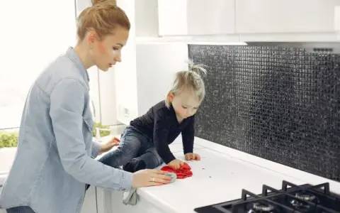 Skuteczne sposoby na zmycie kropelki z blatu kuchennego bez śladów