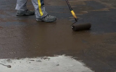 Czym pomalować posadzkę betonową w piwnicy, by uniknąć wilgoci?