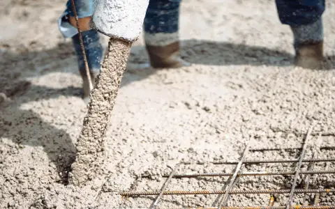 Beton wylewany na zbrojenie. Zastanawiasz się, wylewka betonowa ile na m2? To kluczowe pytanie przy planowaniu budowy.