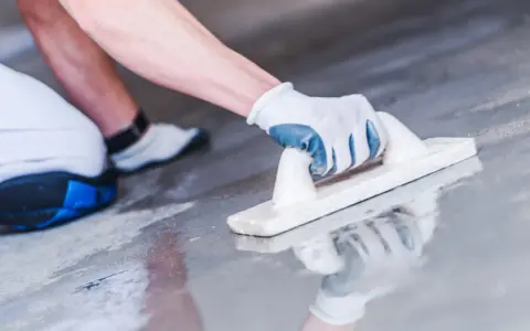 Jaki cement na posadzkę w garażu? Wybierz najlepszy beton i uniknij problemów