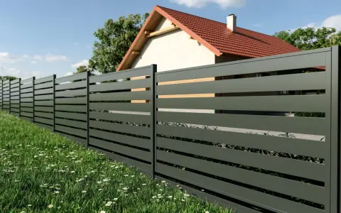 Nowoczesne ogrodzenie panelowe z drewnianymi wstawkami. Sprawdź montaż ogrodzenia panelowego cena i odmień swój ogród.