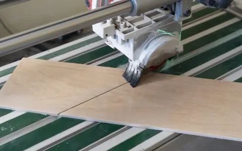 Precyzyjne cięcie paneli winylowych piłą tarczową z laserowym wskaźnikiem.