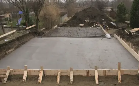 Budowa fundamentów: wylany beton na strop, zbrojenie czeka na kolejny etap. Jaki beton na strop będzie najlepszy?
