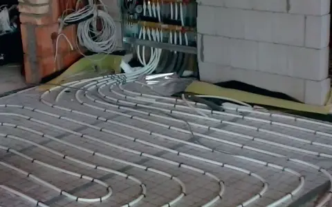Instalacja podłogówki w trakcie prac. Sprawdź, jaka jest podłogówka cena za m2 robocizny.