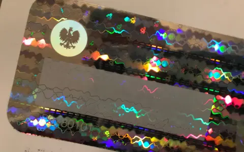 Holograficzna naklejka z orłem, jak usunąć naklejkę z szyby? Zobacz, jak łatwo pozbyć się trudnych zabrudzeń.