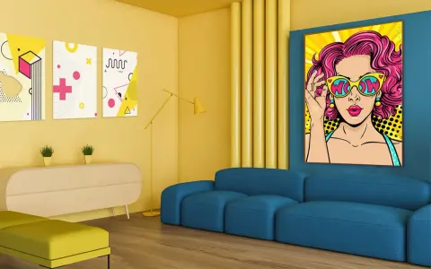 Salon w stylu pop art z kanapą i obrazem kobiety w okularach.