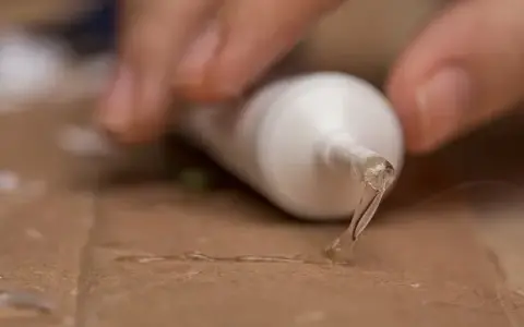Jak zmyć super glue z blatu bez uszkodzenia powierzchni?