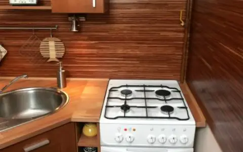 Jak połączyć blat z kuchenką wolnostojącą bez błędów i stresu