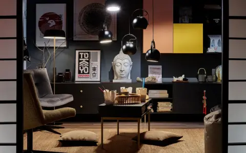 Eklektyczny salon z fotelem, stolikiem i dekoracjami w stylu azjatyckim.