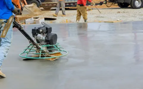 Robot do zacierania betonu na świeżo wylanej posadzce.