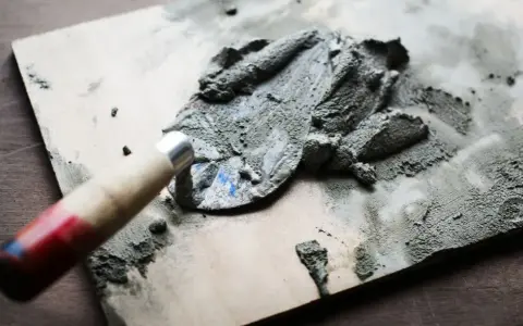 Jaki cement na posadzki 32 5 czy 42 5 - wybierz mądrze i oszczędzaj