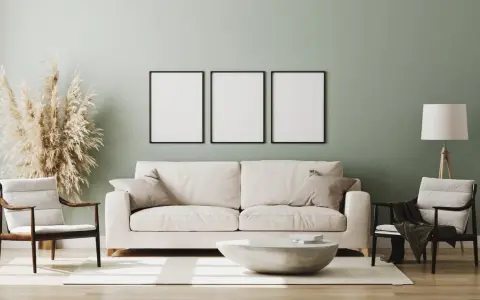 Miętowe ściany to idealny wybór, jeśli zastanawiasz się, jaki kolor ścian do białych mebli. Jasna sofa, fotele i dekoracje tworzą przytulną przestrzeń.