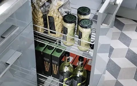 Jak układać w szafkach kuchennych, by zyskać więcej przestrzeni?
