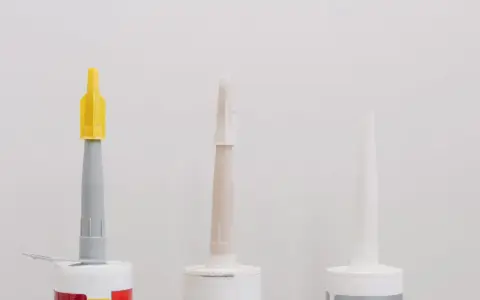 Trzy tubki silikonu: żółty, beżowy i biały. Zastanawiasz się, jaki silikon do blatu kuchennego wybrać?